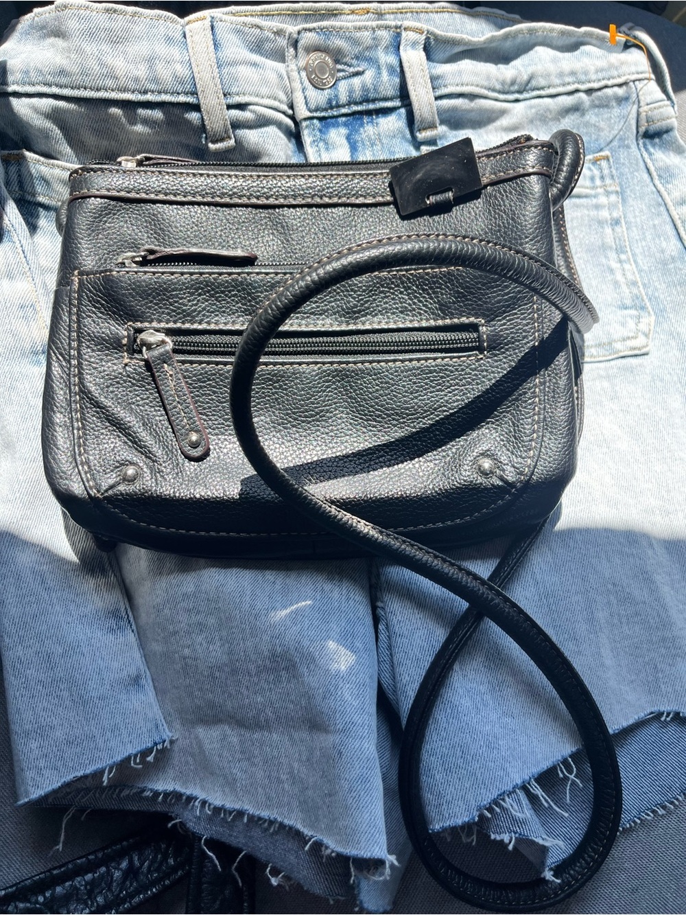 Tignanello Black Pebbled Leather Crossbody Bag lots of zipper compartments - Picture 4 of 12